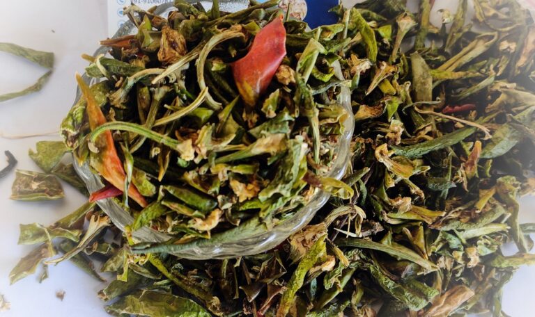 Made from fresh-picked green peppers that are dehydrated at the height of their ripeness, the heat and flavor are as fragrant and flavorful! Tips for Use: Add to taco seasoning, herb rubs for poultry roasting, mix into cornbread batter, and sprinkle onto pizza or lasagna that's hot and melty from the oven!
